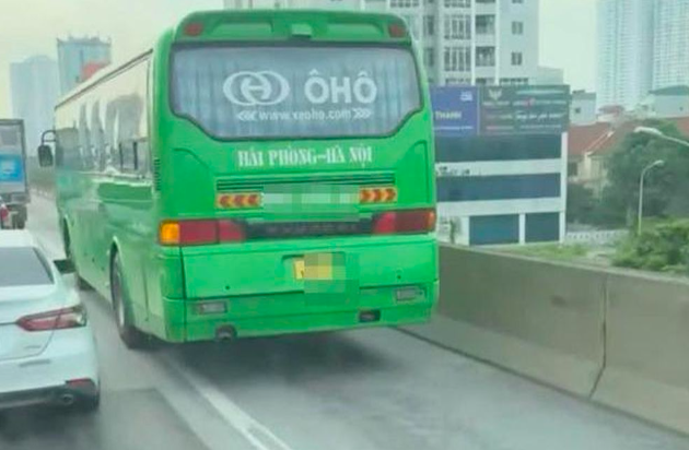 Hình ảnh xe khách cố tình đi vào làn dừng xe khẩn cấp. Ảnh: Cục CSGT.