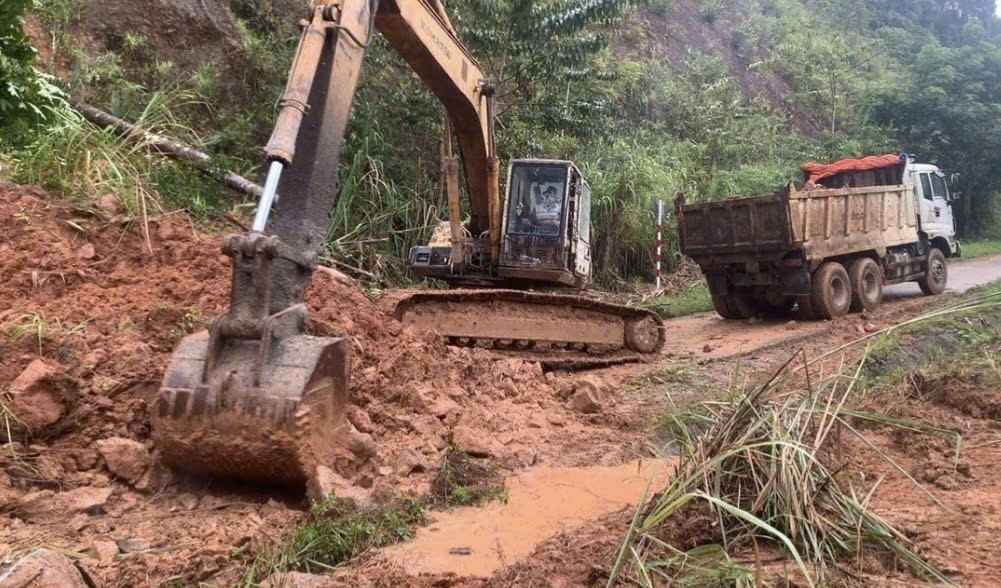 Quảng Ngãi: Khắc phục sạt lở trên tỉnh lộ 674