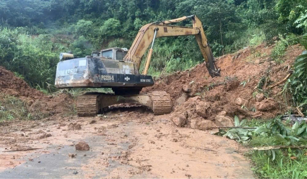 Quảng Ngãi: Khắc phục sạt lở trên tỉnh lộ 674