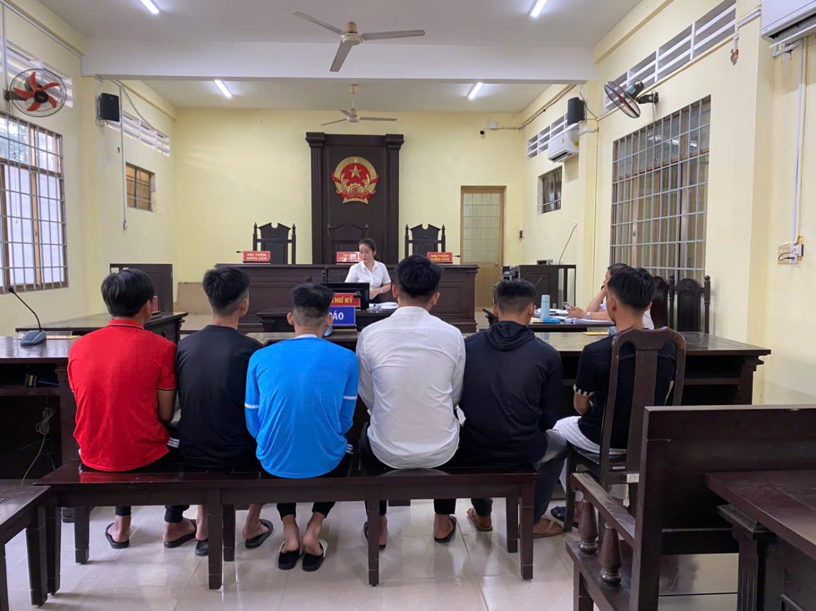 Các bị cáo được TGPL nghe Thư ký phổ biến nội quy phiên tòa - Ảnh minh họa