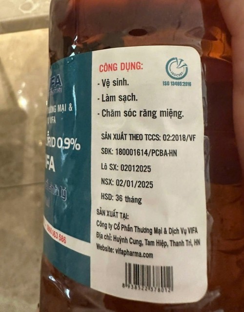 Chai nước muối sinh lý mua về chuyển màu “lạ” dán nhãn Công ty cổng phần thương Mại và dịch vụ VIFA