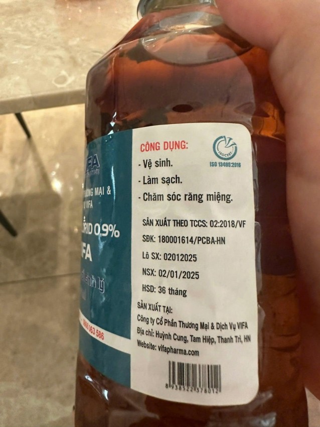 Chai nước muối sinh lý mua về chuyển màu “lạ” dán nhãn Công ty cổng phần thương Mại và dịch vụ VIFA Chai nước muối sinh lý mua về chuyển màu “lạ” dán nhãn Công ty cổng phần thương Mại và dịch vụ VIFA