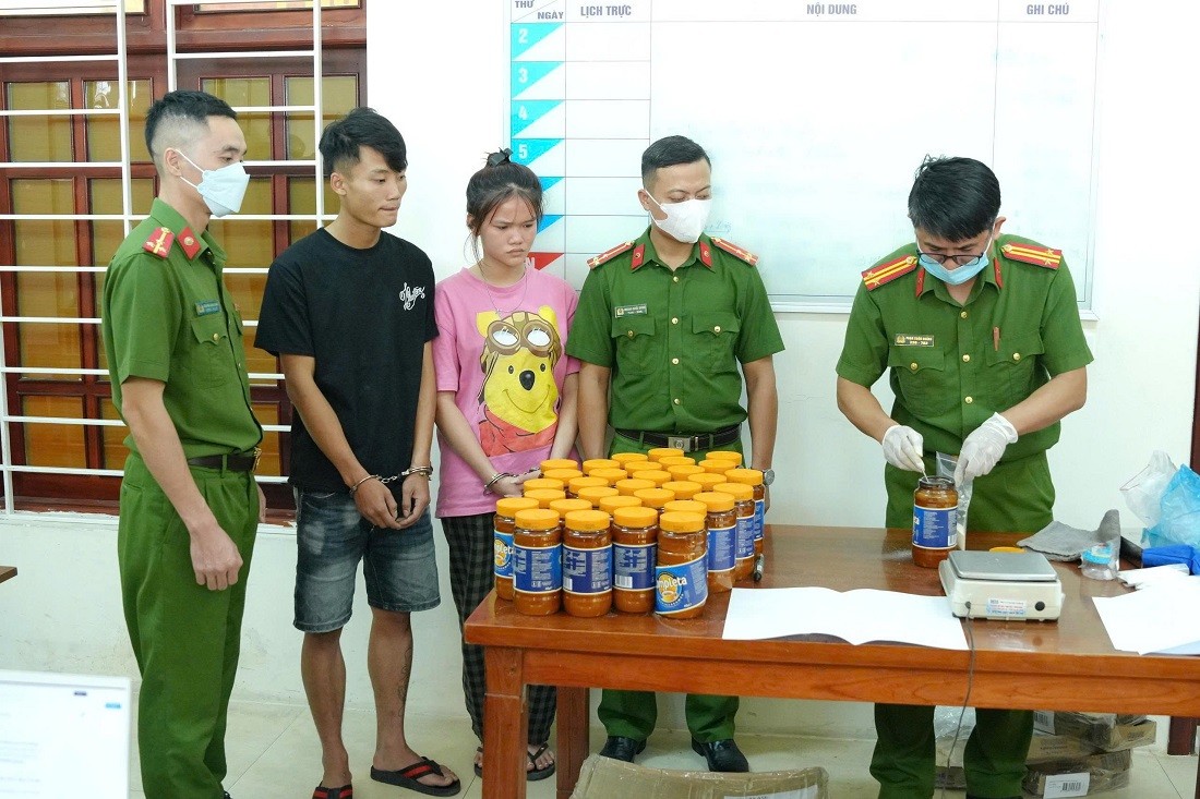 Ma túy được nguỵ trang trong các kiện hàng sữa, bánh kẹo - Ảnh Công an Nghệ An.
