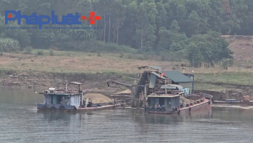 Chưa đủ điều kiện khai thác, Công ty An viên vẫn cho tàu hút cát sỏi rầm rộ trên sông Lô