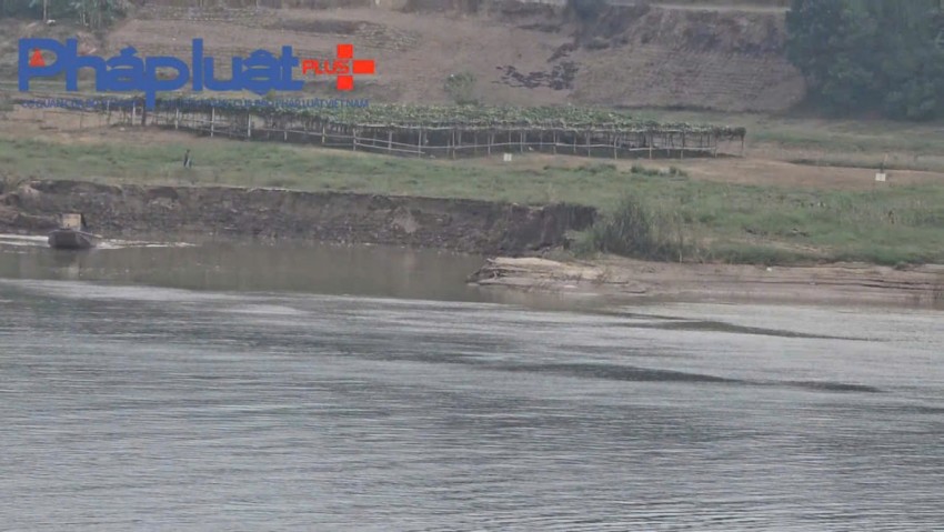 Chưa đủ điều kiện khai thác, Công ty An viên vẫn cho tàu hút cát sỏi rầm rộ trên sông Lô