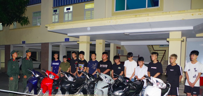 Cơ quan Công an lấy lời khai các đối tượng và tang vật vụ việc.