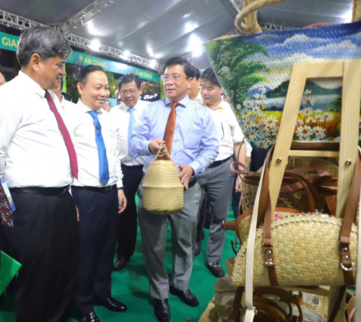 Khai mạc Diễn đàn OCOP vùng ĐBSCL năm 2025: Thúc đẩy liên kết và phát triển bền vững