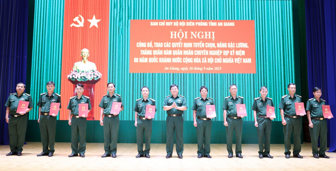 BĐBP tỉnh An Giang trao các quyết định đối với quân nhân chuyên nghiệp