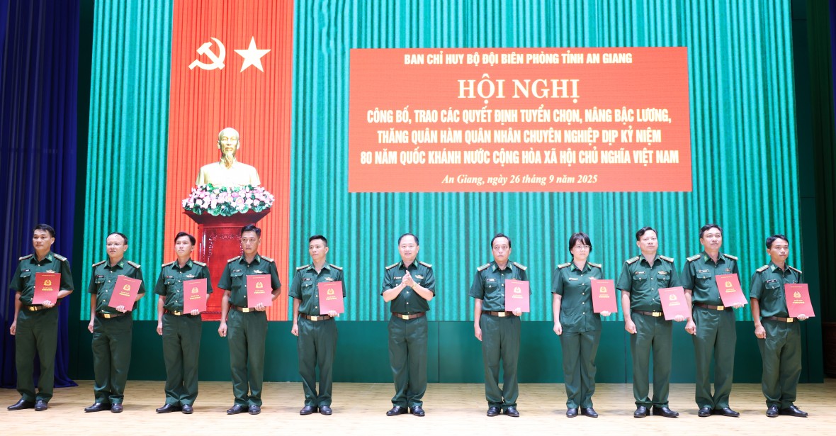 BĐBP tỉnh An Giang trao các quyết định đối với quân nhân chuyên nghiệp