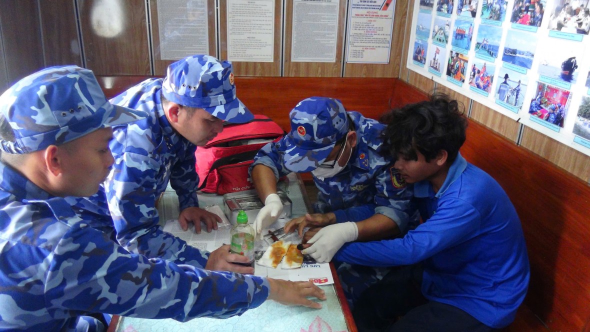 Bộ Tư lệnh Vùng Cảnh sát biển 4 kịp thời hỗ trợ ngư dân gặp nạn trên biển Bộ Tư lệnh Vùng Cảnh sát biển 4 kịp thời hỗ trợ ngư dân gặp nạn trên biển