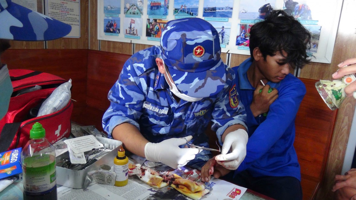 Bộ Tư lệnh Vùng Cảnh sát biển 4 kịp thời hỗ trợ ngư dân gặp nạn trên biển Bộ Tư lệnh Vùng Cảnh sát biển 4 kịp thời hỗ trợ ngư dân gặp nạn trên biển