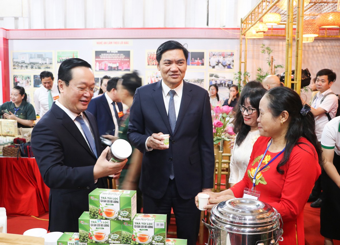 Các đại biểu tham quan các gian hàng trưng bày sản phẩm OCOP của tỉnh.