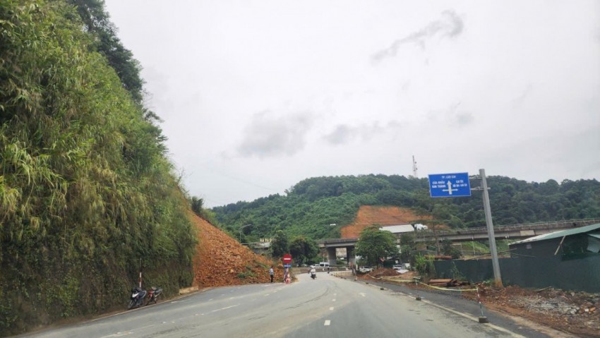 Sạt lở chia cắt Tỉnh lộ 162, dựng hàng rào cảnh báo tại Quốc lộ 4D ở Lào Cai Sạt lở chia cắt Tỉnh lộ 162, dựng hàng rào cảnh báo tại Quốc lộ 4D ở Lào Cai