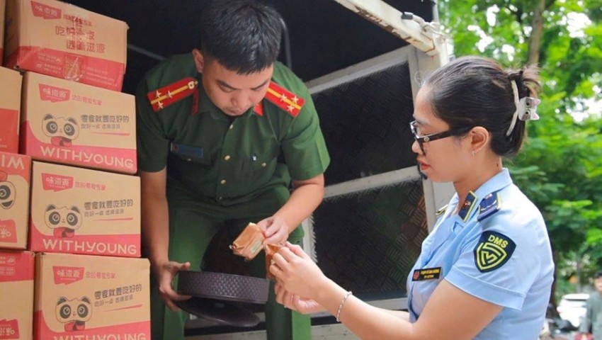 Lực lượng chức năng kiểm tra phát hiện số lượng lớn bánh trung thu nhập lậu.