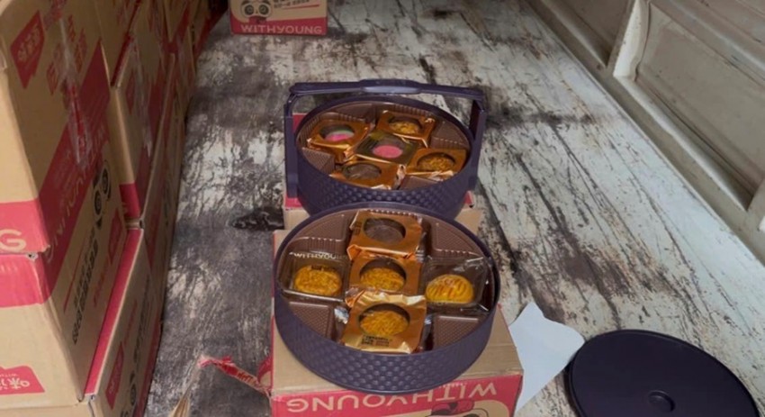 Lực lượng chức năng tiến hành kiểm tra số hàng hoá.