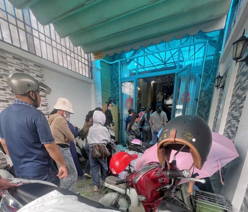 Người dân kéo đến nhà bà D. Người dân kéo đến nhà bà D.