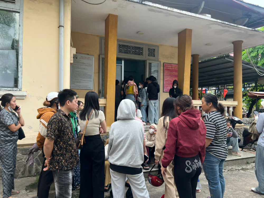 Người dân trình báo cơ quan chức năng Người dân trình báo cơ quan chức năng