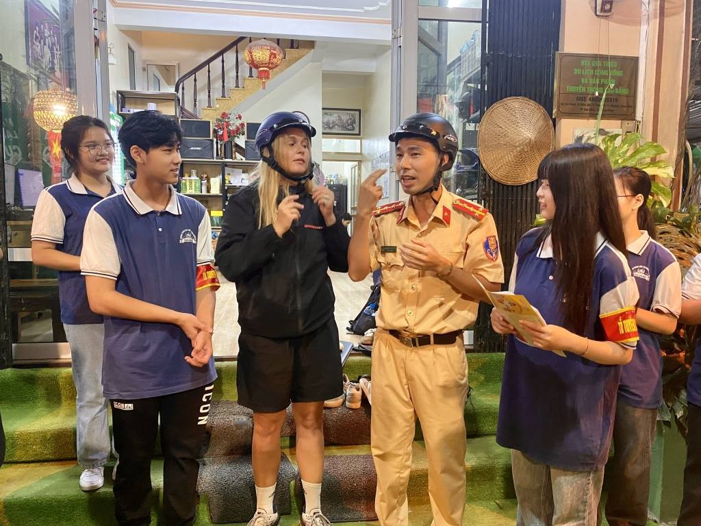 Cao Bằng: Ra mắt mô hình Tổ tuyên truyền Luật Trật tự, ATGT bằng tiếng Anh cho người nước ngoài