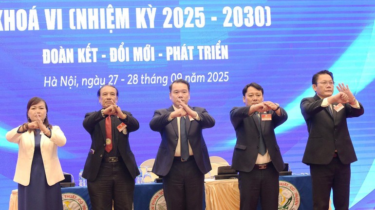 Tiến sĩ Nguyễn Ngọc Anh giữ chức Chủ tịch Liên đoàn Võ thuật cổ truyền Việt Nam nhiệm kỳ mới Tiến sĩ Nguyễn Ngọc Anh giữ chức Chủ tịch Liên đoàn Võ thuật cổ truyền Việt Nam nhiệm kỳ mới