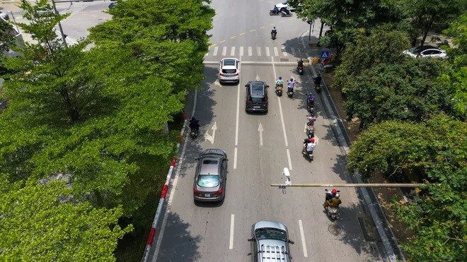 Nút giao thông thí điểm lắp đặt camera AI phạt nguội trên phố Phạm Văn Bạch, Hà Nội.