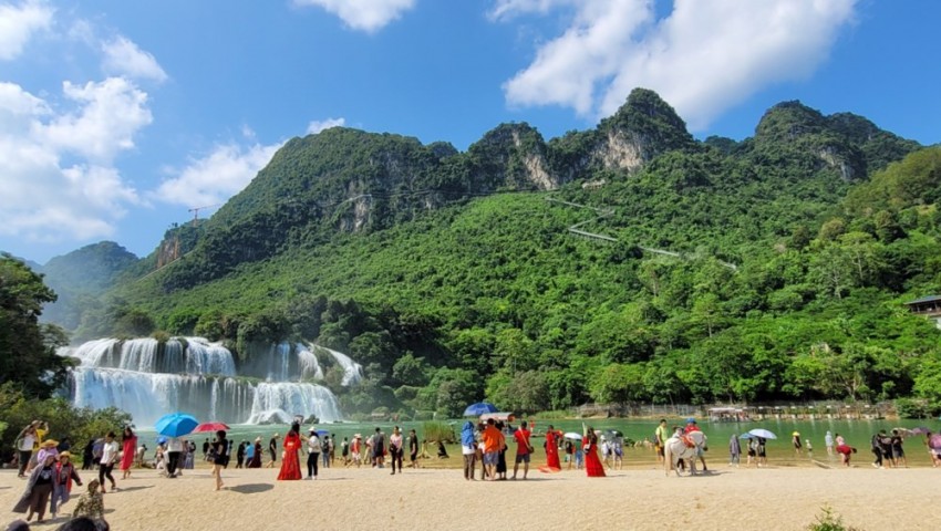 9 tháng đầu năm, doanh thu từ khách du lịch đến Cao Bằng đạt 2.390 tỉ đồng 9 tháng đầu năm, doanh thu từ khách du lịch đến Cao Bằng đạt 2.390 tỉ đồng