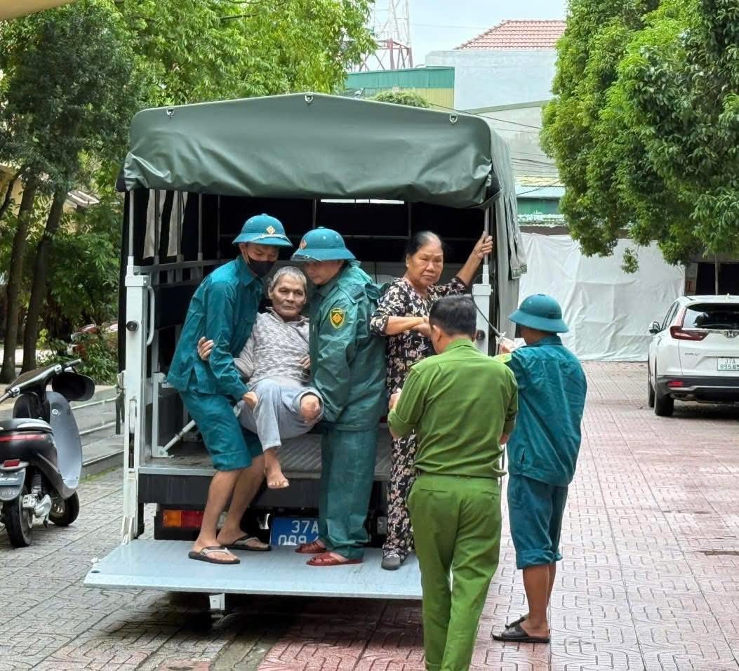 Phường Thành Vinh di dời các hộ dân tại khu vực nguy hiểm đến nơi an toàn.