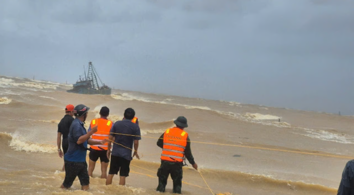 2 tàu cá Việt Nam gặp nạn tại vùng biển Cửa Việt, tỉnh Quảng Trị trong sáng 28/9.