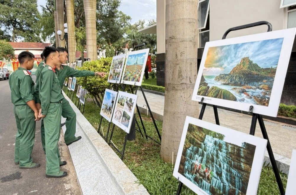 Triển lãm ảnh chào mừng Đại hội đại biểu Đảng bộ tỉnh Đắk Lắk