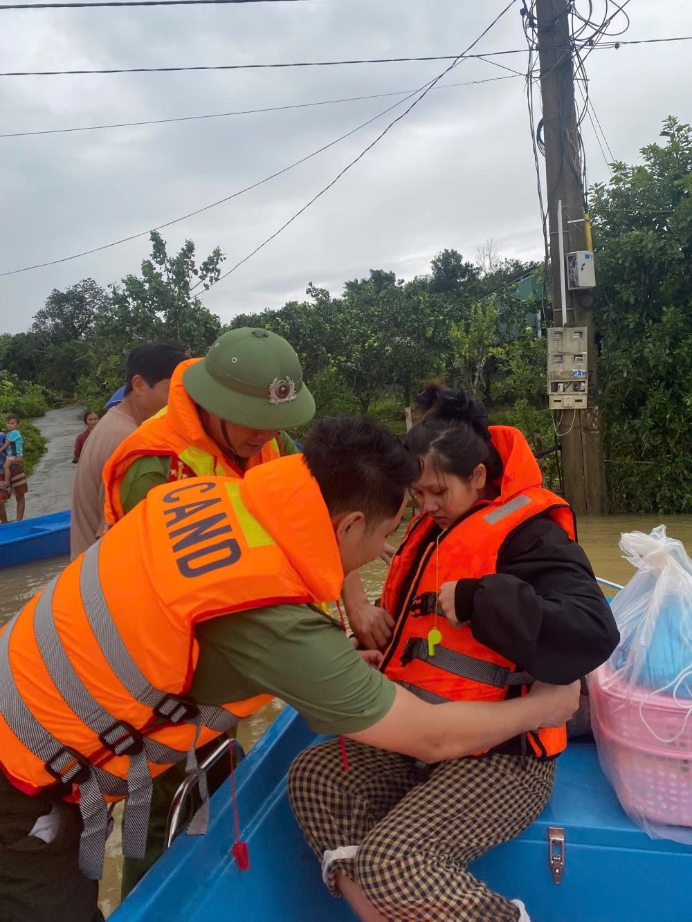 Công an xã Hương Phố kịp thời hỗ trợ người dân - Ảnh Công an Hà Tĩnh.
