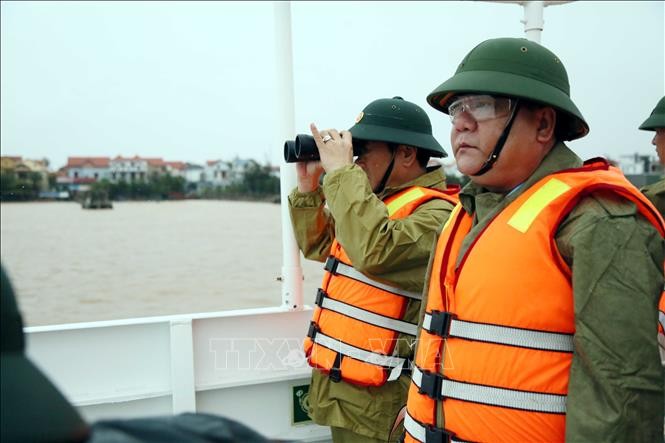 Chủ tịch UBND tỉnh Trần Phong (phải) và Chỉ huy trưởng Ban Chỉ huy Bộ đội Biên phòng Quảng Trị Trịnh Thanh Bình trực tiếp có mặt tại hiện trường chỉ đạo công tác tìm kiếm các nạn nhân mất tích.