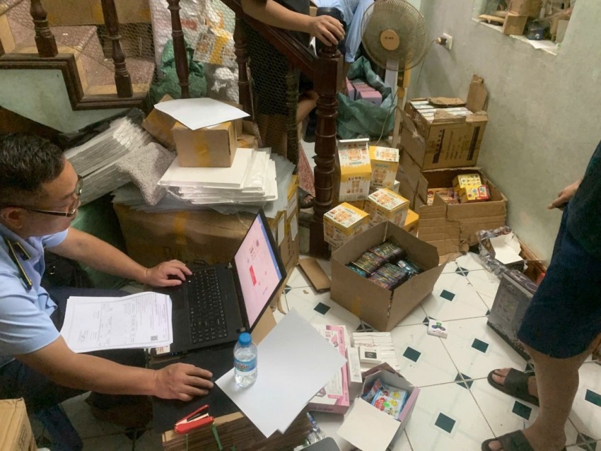 Hà Nội phát hiện và tạm giữ số lượng lớn đồ chơi trẻ em, bánh Trung thu nhập lậu