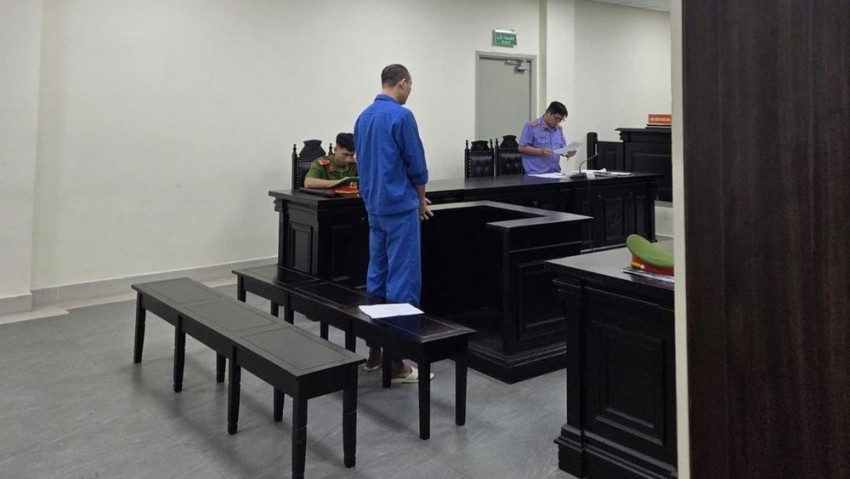 Dùng dao đâm vợ rồi tự sát sau khi đọc được tin nhắn 