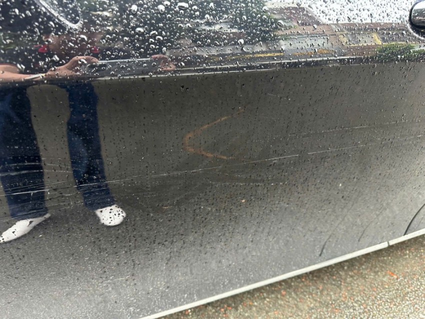 Đối tượng lạ mặt dùng vật nhọn rạch ô tô của người dân ở Đồng Nai