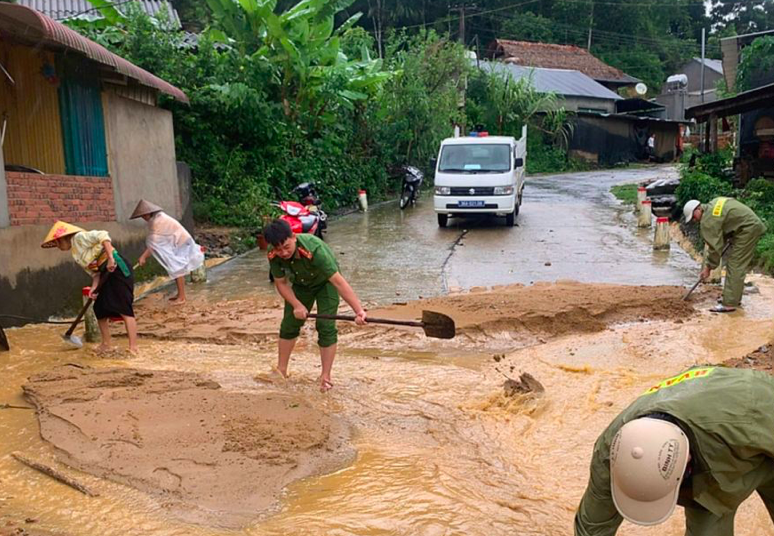 Lực lượng Công an túc trực, nỗ lực khắc phục sự cố sạt lở.