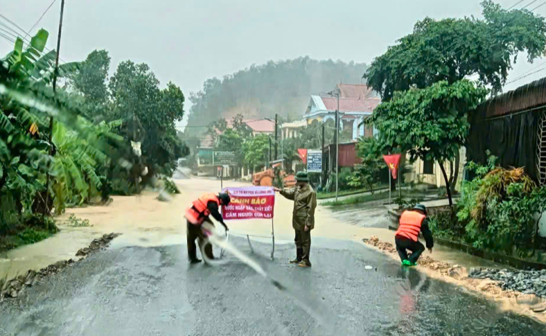 Cắm biển cảnh báo và bố trí lực lượng an ninh trật tự trực tại các điểm xung yếu.