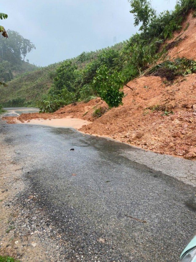 Mưa lớn kéo dài khiến đất đá sạt xuống, tiềm ẩn nguy cơ mất an toàn cho người dân.