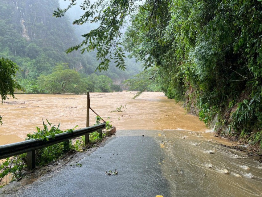 Nước sông Luồng dâng cao làm ngập nhiều tuyến đường, người và phương tiện không thể qua lại.
