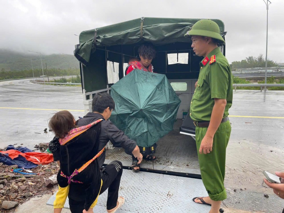 Công an xã An Châu tổ chức di dời, sơ tán người, tài sản đến nơi an toàn.