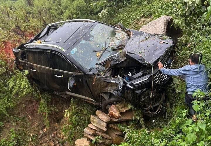 Sạt lở bất ngờ cuốn ô tô xuống vực, 3 người thoát nạn thần kỳ Sạt lở bất ngờ cuốn ô tô xuống vực, 3 người thoát nạn thần kỳ