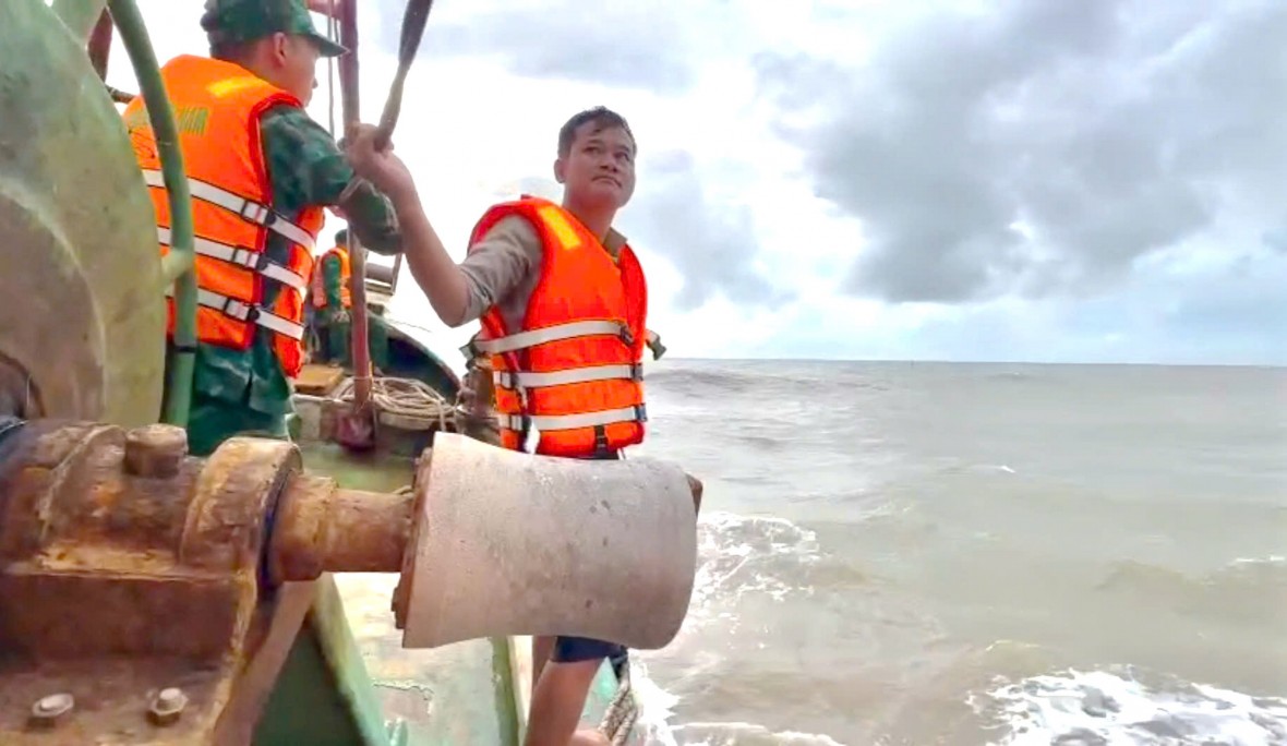 Cà Mau: Đồn Biên phòng Sông Đốc kịp thời cứu vớt thuyền viên bị chìm tàu trên biển Cà Mau: Đồn Biên phòng Sông Đốc kịp thời cứu vớt thuyền viên bị chìm tàu trên biển