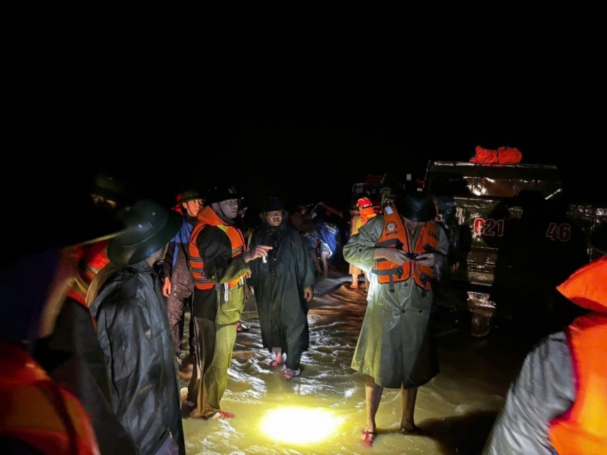 Công an Thanh Hoá xuyên đêm khắc phục sự cố về đê