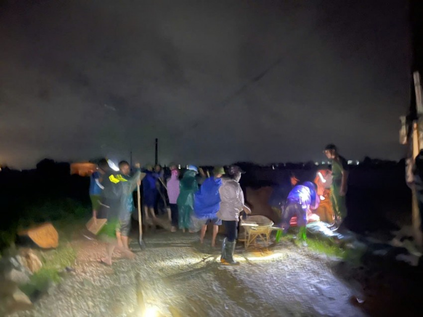 Công an Thanh Hoá xuyên đêm khắc phục sự cố về đê