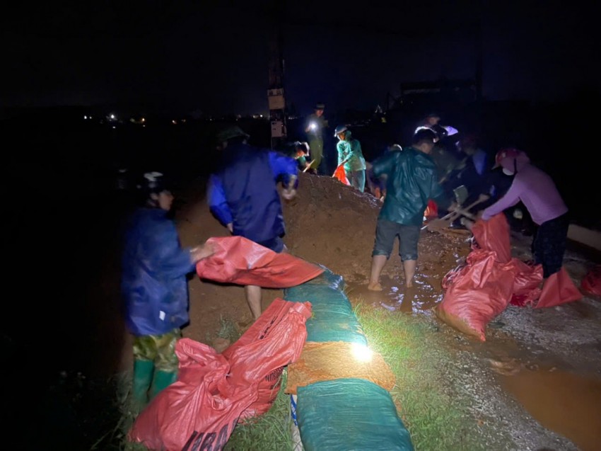 án bộ chiến sĩ Công an xã Hà Long “xuyên đêm” đắp đê ngăn lũ.