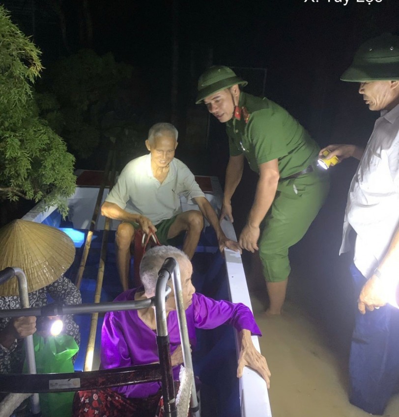 Công an Thanh Hoá xuyên đêm khắc phục sự cố về đê