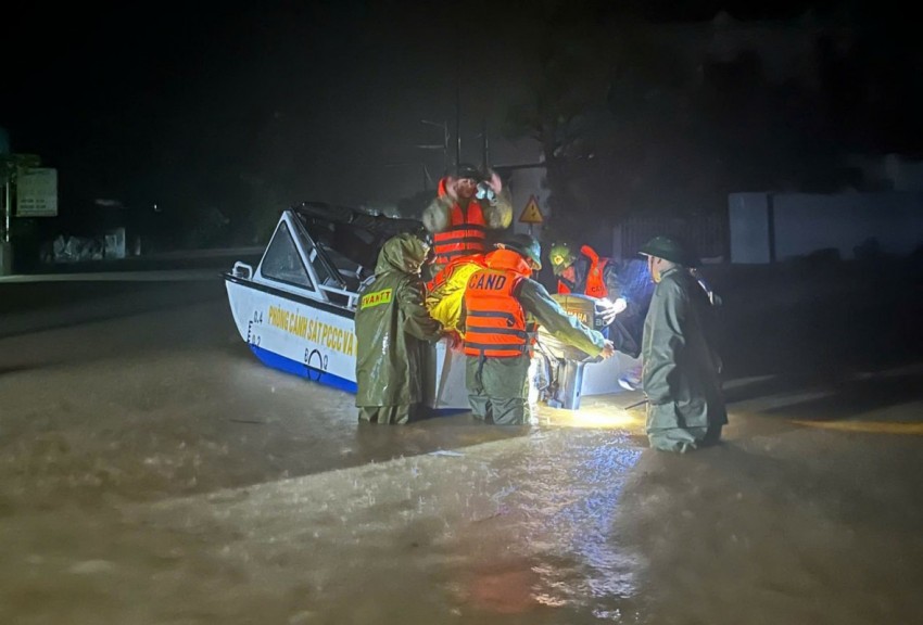 Công an Thanh Hoá xuyên đêm khắc phục sự cố về đê