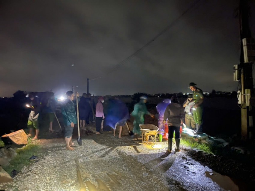 Công an Thanh Hoá xuyên đêm khắc phục sự cố về đê