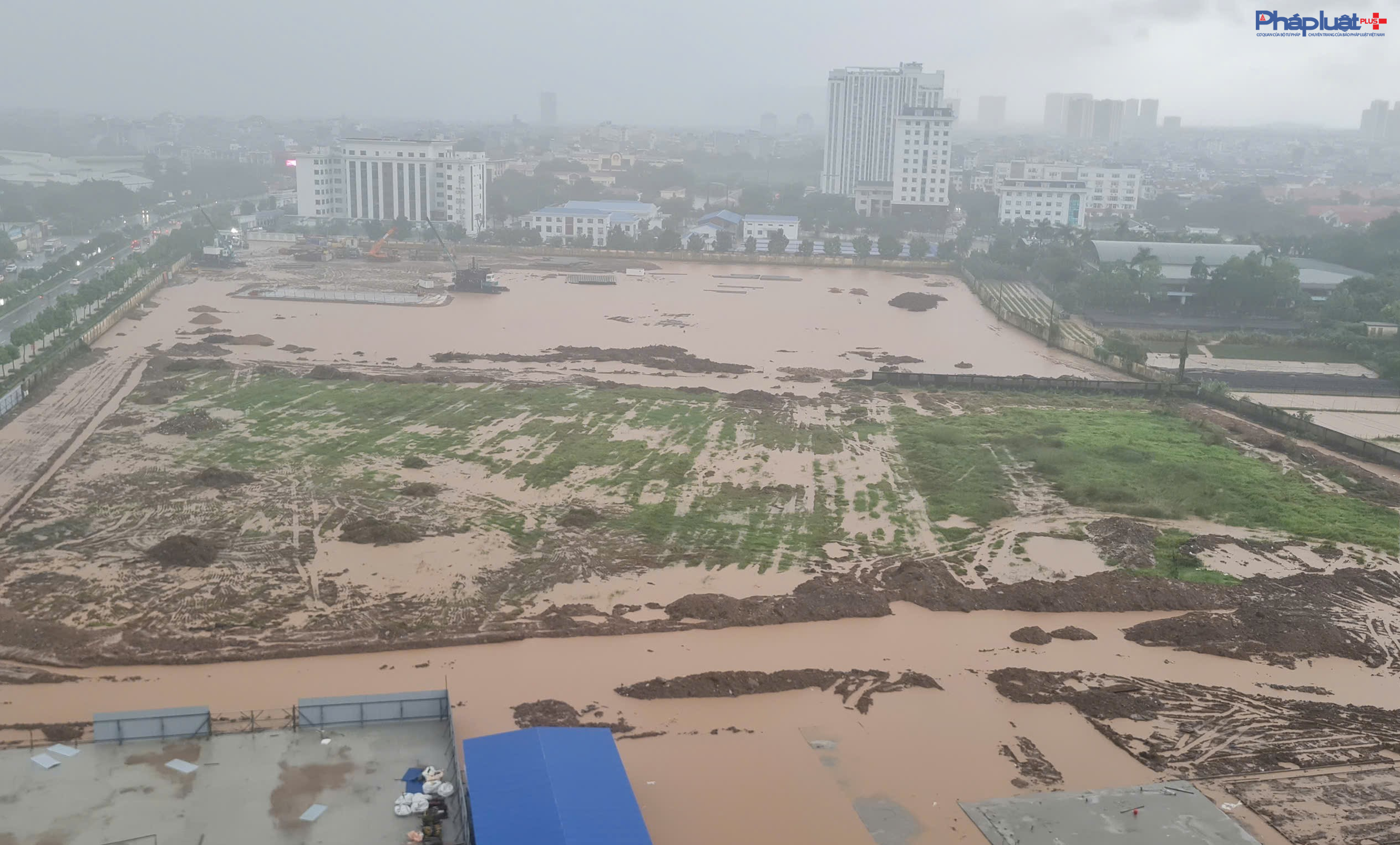 Hà Nội mưa lớn xối xả, nhiều tuyến đường kẹt cứng phương tiện vì ngập sâu