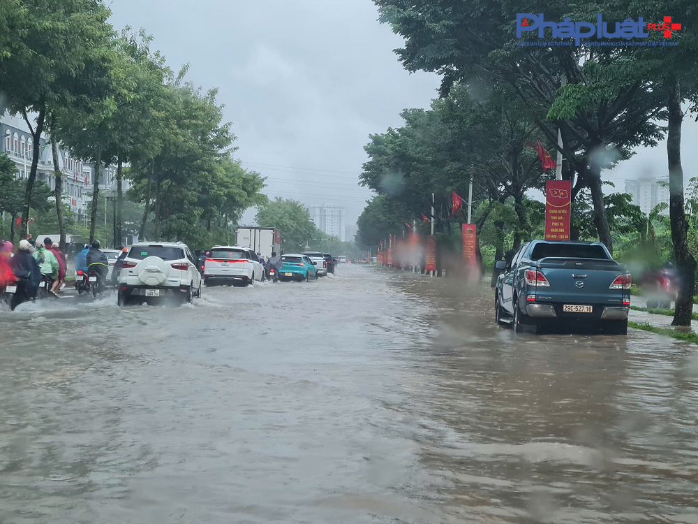Hà Nội mưa lớn xối xả, nhiều tuyến đường kẹt cứng phương tiện vì ngập sâu