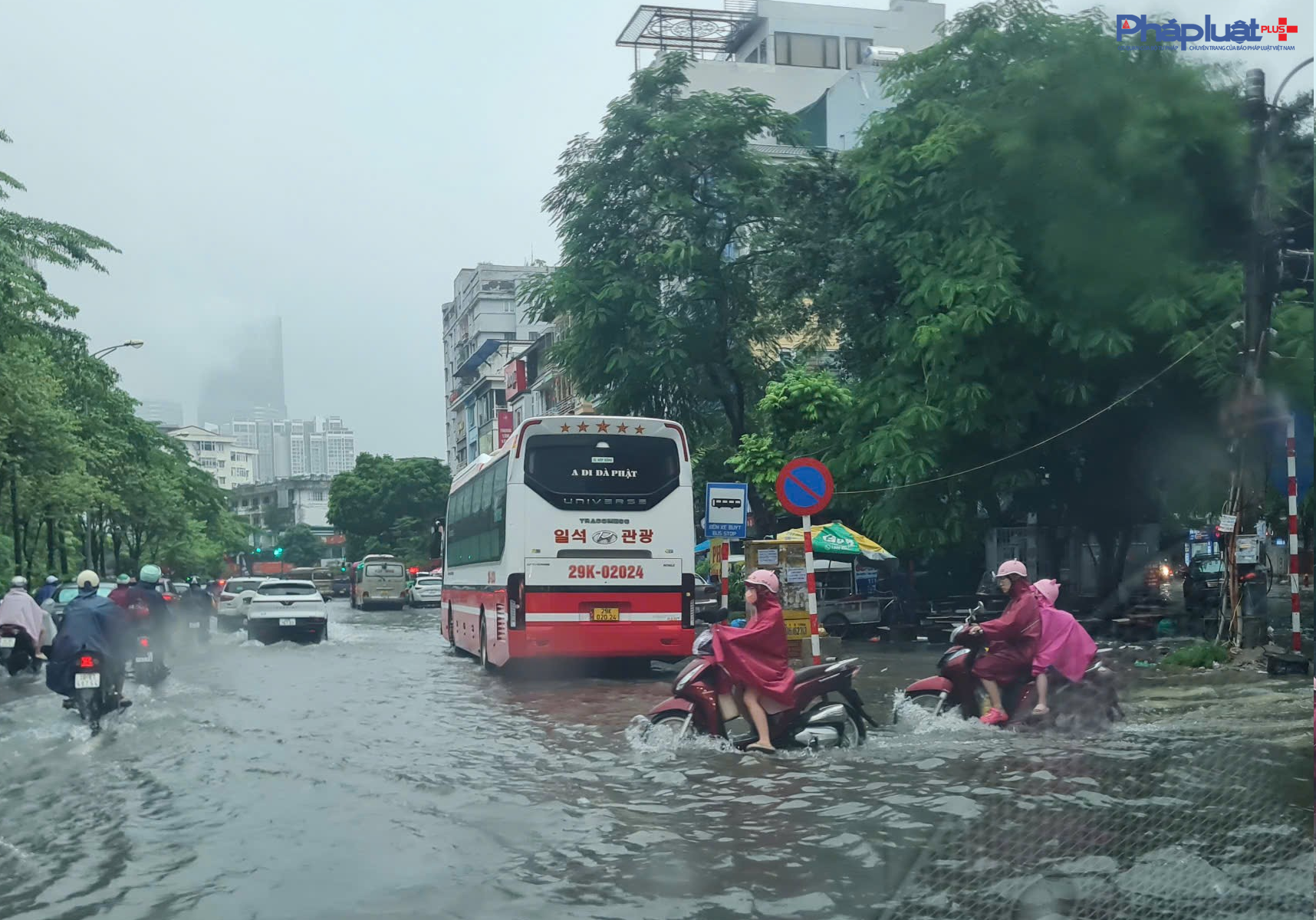 Hà Nội mưa lớn xối xả, nhiều tuyến đường kẹt cứng phương tiện vì ngập sâu