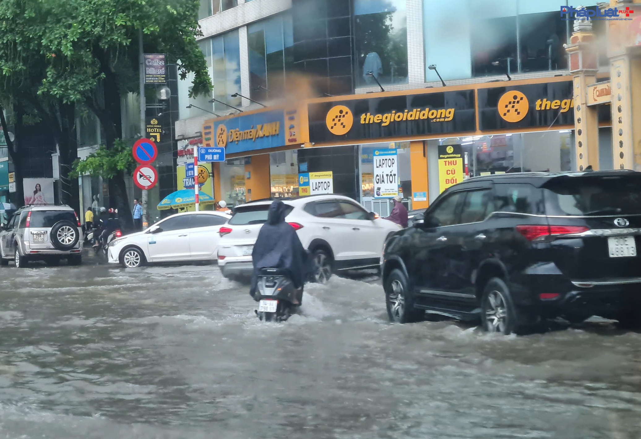 Hà Nội mưa lớn xối xả, nhiều tuyến đường kẹt cứng phương tiện vì ngập sâu